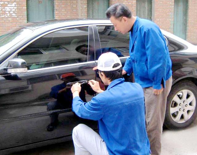 扎兰屯汽车钥匙丢在车里面怎么办?